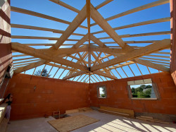 Faire rénover une charpente en bois sur une maison  