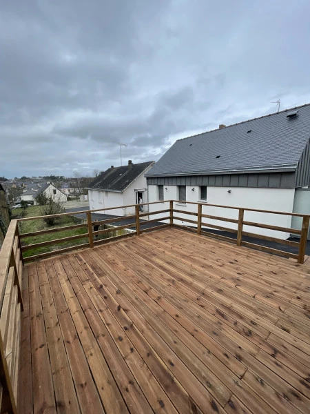 Une terrasse en bois à Issé